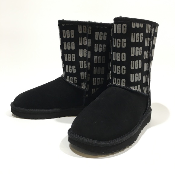 UGG CLASSIC SHORT II UGG LOGO GRAPHIC BOOTS -BLACK SUEDE -WOMEN US 7 -NEW - Picture 3 of 9